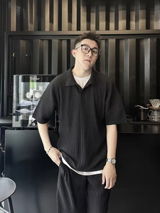 Polo plissé japonais Miyake de qualité supérieure pour homme – Coupe décontractée, col à revers, manches courtes, idéal pour le quotidien - Product Image 3