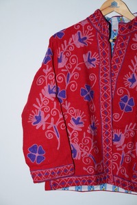 เสื้อแจ็คเก็ตบอมเบอร์ผู้หญิง ปักมือ ถักทอด้วยมือ สีแดง ผ้าฝ้าย 100% เป็นมิตรกับสิ่งแวดล้อม ลายดอกไม้ สไตล์ชาติพันธุ์ โบโฮ คอตั้ง มีซับใน ทอมือ - Product Image 5