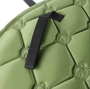 Ensemble de tapis de selle de dressage et de saut d'obstacles vert olive matelassé avec doublure en maille polyester, sangle de selle réglable pour l'entraînement incluse - Product Image 5
