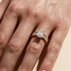 Anillo de Compromiso de Oro de 14K con Diamante Cultivado en Laboratorio de Corte Esmeralda de 3.50 CT, con 4 Puntas y Piedras Laterales Baguette Engastadas en Canal (Lujoso) - Product Image 3