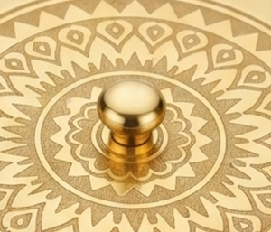 Étagère à épices artisanale ronde en métal doré avec 7 compartiments pour le rangement de cuisine et la présentation de la vaisselle - Product Image 2