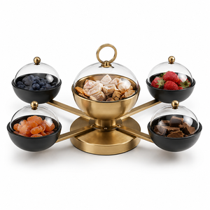 Ensemble de service en métal artisanal, conçu avec une finition dorée contemporaine et des bols élégants à couvercles, parfait pour la décoration culinaire haut de gamme. - Product Image 6