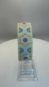 Bracelet Perlé Fait Main avec Motif Géométrique et Fermoir à Bascule Doré – Bijou Tendance, Idée Cadeau - Product Image 2