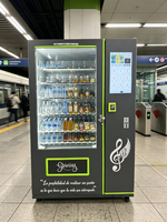 Distributeur automatique de boissons et de collations pour les cinémas avec panneaux latéraux insonorisés