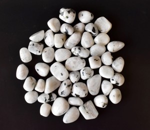Piedras de piedra lunar arcoíris blanca premium al por mayor, pulidas y esmeriladas, para decoración, arte, piedra de bolsillo y meditación. - Product Image 1
