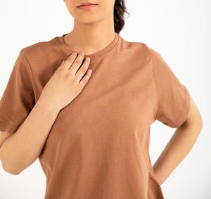 Vêtements d'été 2026 pour femmes : T-shirt en coton à manches courtes avec logo personnalisé et short à revers pour femme - Product Image 6