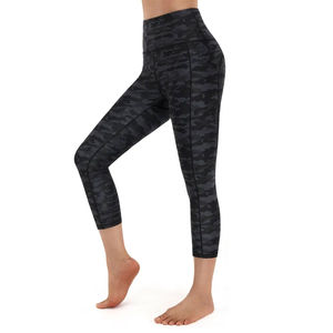 Leggings capri Scrunch Butt pour femmes, pantalons de yoga taille haute avec tissu respirant, impression de logo personnalisée, parfaits pour l'entraînement en salle de sport - Product Image 1