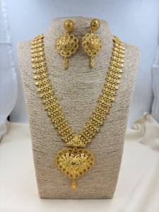 Parure de mariage indienne sud-est duvilloise en laiton plaqué or, design tendance orthodoxe avec fermoir, comprenant collier long, boucles d'oreilles et bague - Product Image 2