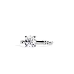 Bague de fiançailles en diamant taille brillant rond, monture à griffes en or blanc, bijoux fins classiques pour femme - Product Image 3