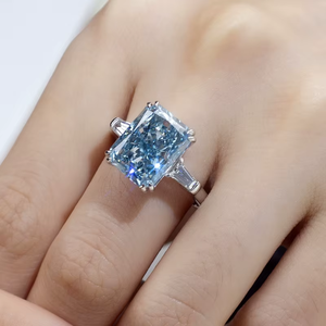 Anillo de Compromiso de Diamante Azul Corte Esmeralda para Mujer con Piedras Laterales Baguette, Platino, Estilo Clásico, Certificado GIA - Product Image 3