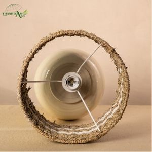 Lampe de table artisanale moderne et minimaliste en bambou et jonc de mer avec base en céramique, abat-jour d'intérieur - Product Image 3