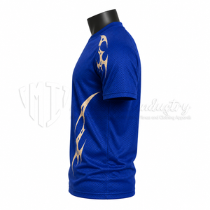 เสื้อฟุตบอลสีน้ำเงินแบบกำหนดเองสำหรับผู้ชาย แขนสั้น ผ้าตาข่าย ระบายอากาศได้ดี ทรงแอธเลติก พิมพ์ลายสีทอง คอกลม เสื้อกีฬา - Product Image 4