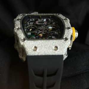 Reloj de Pulsera para Hombre Hecho a Mano con Esfera Blanca Semi-Engastada con Diamantes Moissanite VVS, Totalmente Personalizado, Resistente al Agua, con Cristal - Product Image 3