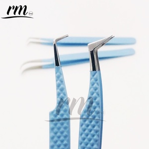 Pinzas para Extensión de Pestañas RMI con Recubrimiento en Polvo Azul Cielo, Curvadas Tipo L, Agarre Fuerte, Acero Inoxidable, Ligeras, Antibacterianas - Product Image 2
