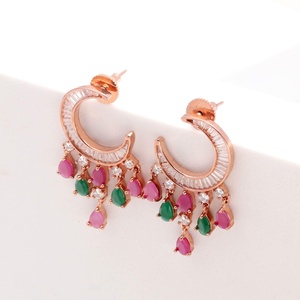 Pendientes Minimalistas de Rubí y Esmeralda, Chapados en Oro Rosa de 14K, Pequeños Aros para Hélix y Tragus, Regalo para Mujer - Product Image 1