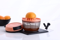 Innovatieve Chop N' Juicy 2-in-1 handmatige, heavy-duty voedselhakker en citruspers met roestvrijstalen messen en voedselveilige kunststof onderdelen.