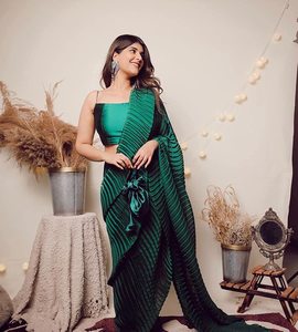 Sari en satin plissé violet élégant de qualité supérieure pour femme, idéal pour les mariages indiens et les fêtes, coupe classique, longueur ras du sol, sari ethnique de créateur - Product Image 5