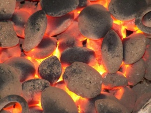 Briquettes de charbon de bois noir de haute qualité, écologiques, combustible longue durée, barbecue sans fumée, plus de 9000 Kcal/kg, énergie efficace, en vrac - Product Image 5