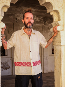 Camisa de Manga Corta de Algodón Khadi Tejida a Mano para Hombre con Borde Tribal Geométrico Rojo Tradicional, Camisa Casual de Verano con Botones - Product Image 3