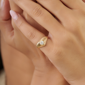 Impresionante Anillo de Oro Amarillo de 14K con Diseño de Corazón y Diamantes, Estilo Croissant, para Unisex, Joyería Brillante - Product Image 4