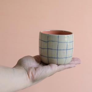 Taza de Cerámica Hecha a Mano con Patrón Artístico en Rejilla, Interior Brillante, Apilable, Diseño que Ahorra Espacio para Amantes del Café Moderno - Product Image 3