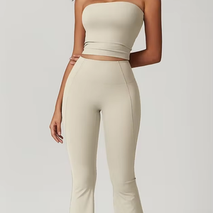 Ensemble de yoga deux pièces pour femme avec haut sans bretelles à logo personnalisé, leggings évasés à taille haute et coupe ajustée, vêtements de sport du fabricant 2026 - Product Image 1