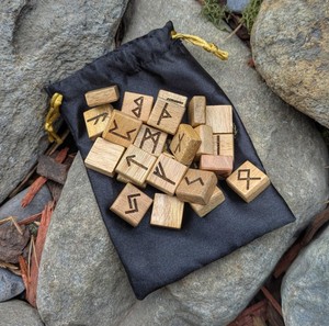 Juego de Runas Vikingas con Bolsa de Almacenamiento de Cuero, Símbolos Nórdicos Futhark, Herramienta de Adivinación para Coleccionistas Espirituales - Product Image 6
