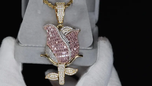 Colgante de flor de rosa de moissanita estilo hip hop, con incrustaciones de piedras rosas, en tono plateado, joyería floral de lujo estilo hip hop, regalo. - Product Image 2