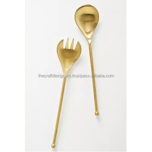 Serveur à salade en métal à manche fin et raffiné, idéal pour les cuisines minimalistes élégantes et les présentations de table sophistiquées - Product Image 1