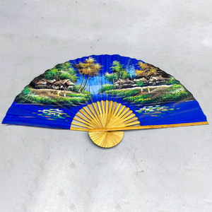 Abanicos de mano de bambú con tela de seda para bodas, abanicos portátiles para invitados, artesanía tradicional vietnamita - Product Image 1