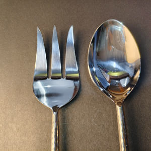 Ensemble de service à salade contemporain en 2 pièces avec texture martelée, poignées extra-longues et fines, finition chromée polie - Product Image 2