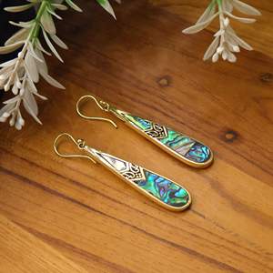 Boucles d'oreilles pendantes longues en forme de goutte d'eau en nacre d'ormeau, plaquées or, en laiton avec incrustation de coquillage, vente en gros, bijoux faits à la main de Jaipur, Inde - Product Image 3