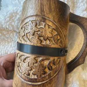 Mug en bois d'inspiration vintage avec gravure florale et sangle en métal noir, fait main, style moderne - Product Image 4