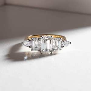 Bague de mariage pour femme en diamant de laboratoire taille émeraude, cinq pierres, plaqué or 9 carats, classique, luxueuse et élégante - Product Image 2
