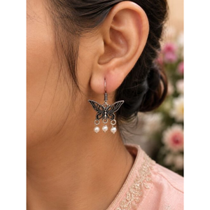 Pendientes de Mariposa de Plata Oxidada con Perlas Colgantes para Mujer, Estilo Vintage Antiguo - Product Image 1