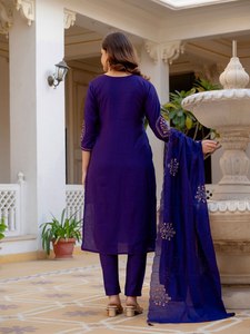 Conjunto de Kurti Bordado Premium para Mujer en Viscosa Mango Silk con Dupatta de Seda Maslin |   Fabricante de Ropa al por Mayor - Product Image 6