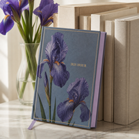 Journal personnalisé LABON Iris Hour, couverture rigide bleu ardoise, bordure dorée, illustration botanique d'iris, bords lavande, grille à points, ruban