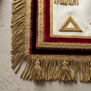 Insignia Masónica de Cuero Personalizada, Bordada en Oro, con Borla de Flecos y Diseño de Águila de Dos Cabezas y Solapa Cuadrada en V - Lujo y Moda - Product Image 4