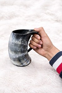 Cadeau de Noël artisanal écologique, matériau organique de haute qualité, corne à boire viking, mug à bière avec bord en laiton - Product Image 5