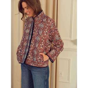 Chaqueta Bohemia Suzani para Mujer, Color Rojo Óxido, Estampado Floral, Estilo Étnico, Chaqueta Acolchada Ligera, Venta al por Mayor - Product Image 2