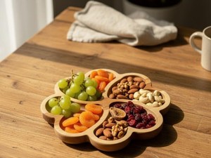 Plateau de service et planche à charcuterie en bois de hêtre poli en forme de cœur - Qualité professionnelle pour la restauration, design rustique - Product Image 5