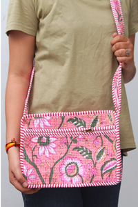Bolso bandolera acolchado hecho a mano, bolso cruzado floral rosa, bolso de hombro de algodón, bolso de viaje estilo boho, bolso con estampado indio. - Product Image 4