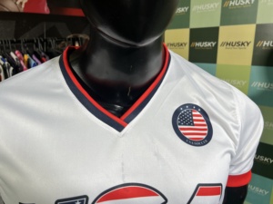 เสื้อฟุตบอลชายแบบซับลิเมชั่น คอวี แขนสั้น แห้งเร็ว ระบายเหงื่อได้ดี ทรงปกติ ผลิตจากโพลีเอสเตอร์ 100% สำหรับฤดูร้อน สามารถปรับแต่งได้ - Product Image 6