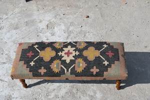 Banco Kilim de Yute y Lana Tejido a Mano – Banco Otomano de Madera Tapizado Estilo Bohemio - Product Image 3