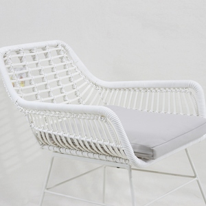 Fauteuil de jardin contemporain en rotin blanc avec coussin en mousse et structure métallique, mobilier d'extérieur - Product Image 5