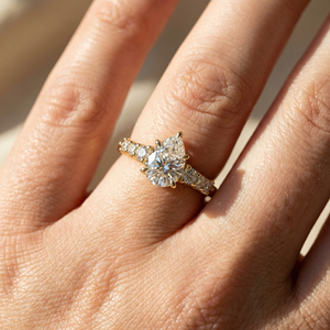 Anillo de Diamante Solitario Cultivado en Laboratorio, Corte Pera, 2 Quilates, Color D, Oro Sólido de 14K/18K, 6 Diamantes Sintéticos Amarillos, Certificado IGI - Product Image 2