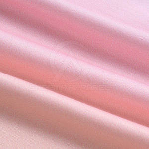 T-shirt respirant pour homme au design épuré, tissu extensible et coupe décontractée, idéal pour les journées d'été et confortable au quotidien - Product Image 6