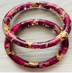 Brazaletes anchos de resina transparente con incrustaciones de hojas florales de buganvilia rosa intenso prensadas, disponibles a precios de mayorista. - Product Image 6