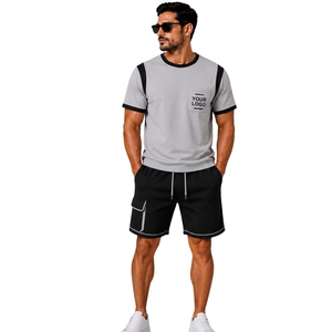Conjunto de camiseta y pantalones cortos para hombre en gris y negro, cuello redondo, manga corta, top con bolsillo, pantalones cortos cargo con cordón, ropa deportiva informal. - Product Image 1