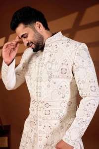 Sherwani pour homme en soie Vergo de qualité supérieure, à col mandarin, sans plis, avec motifs de panneaux architecturaux, orné de perles, idéal pour les mariages et les occasions festives - Product Image 2
